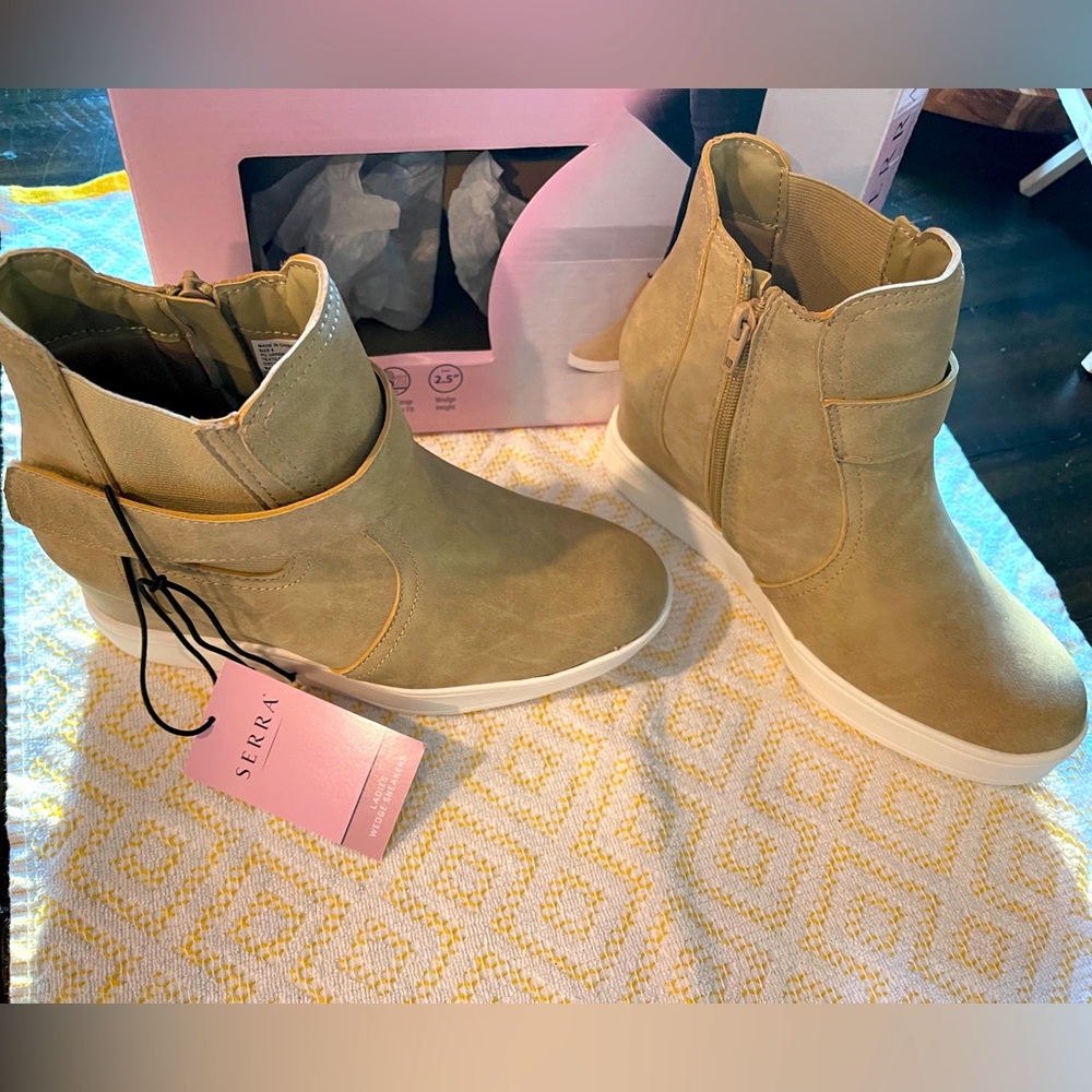 Adorable NIB Serra wedge tennis shoes